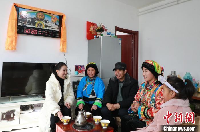 新家是兩層小樓房，一樓布置得充滿現(xiàn)代感，喝著藏式奶茶，一家人聊著今年春節(jié)怎么過?！《∷?攝