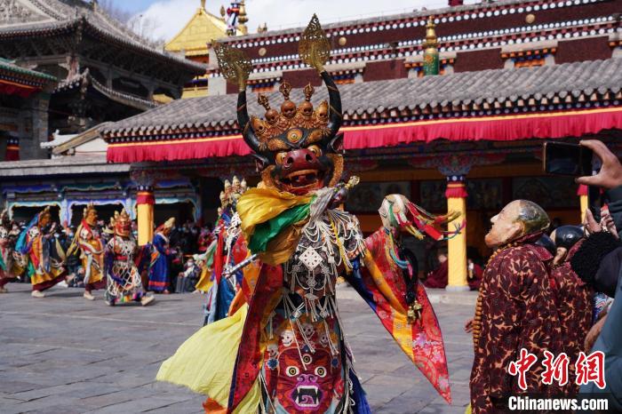 圖為塔爾寺僧侶進行“跳欠”儀式?！●R銘言 攝