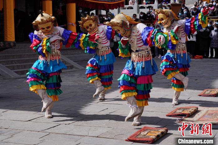 圖為塔爾寺僧侶進(jìn)行“跳欠”儀式。　馬銘言 攝