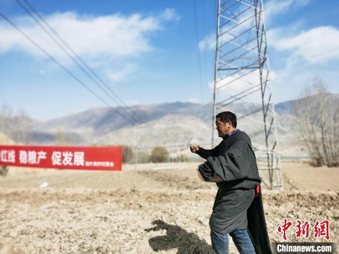 圖為藏族民眾撒種、施肥?！?zhí)砀?攝