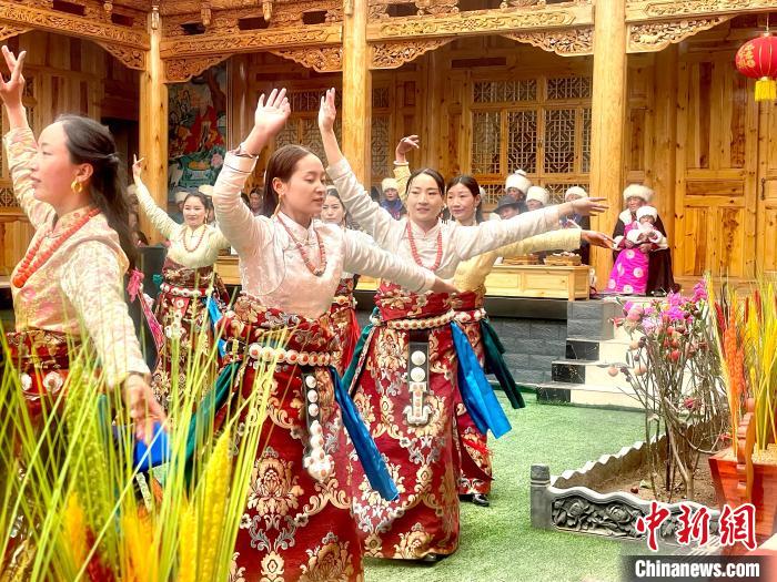 圖為藏族女性載歌載舞?！±钣穹?攝