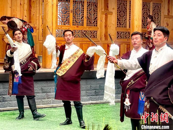 圖為藏族漢子表演節(jié)目?！±钣穹?攝