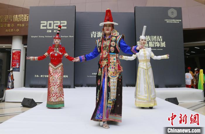 圖為模特展示蒙古族服飾?！●R銘言 攝