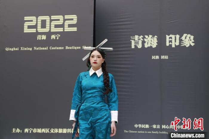 圖為模特展示少數(shù)民族服飾。　馬銘言 攝