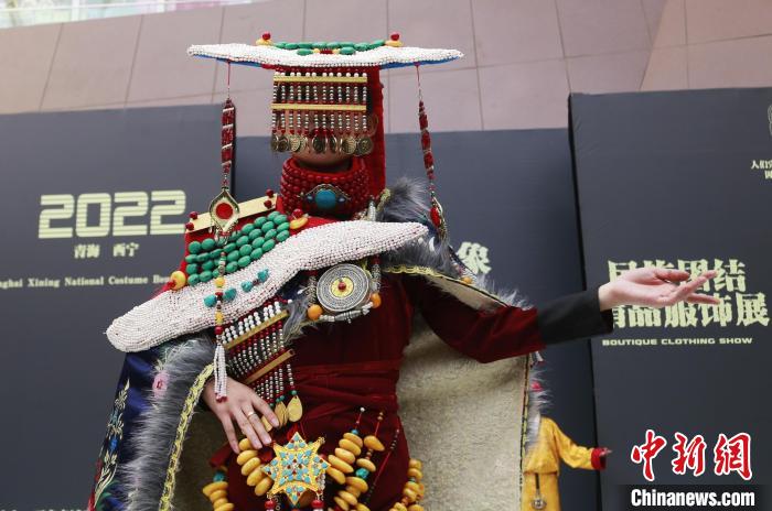 圖為模特展示藏族服飾?！●R銘言 攝