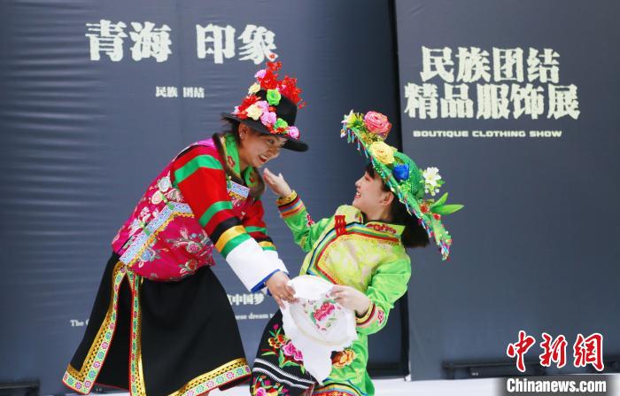 圖為模特身穿土族服飾進(jìn)行“土族刺繡”表演?！●R銘言 攝