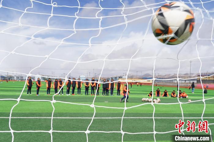 圖為孩子們進(jìn)行射門(mén)訓(xùn)練?！●R銘言 攝