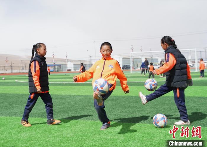 圖為孩子們進(jìn)行顛球訓(xùn)練?！●R銘言 攝