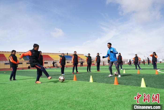 圖為孩子們正在進(jìn)行訓(xùn)練?！●R銘言 攝