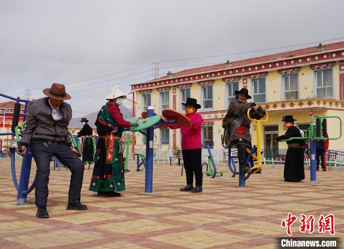 圖為老人們使用健身器材鍛煉身體?！●R銘言 攝