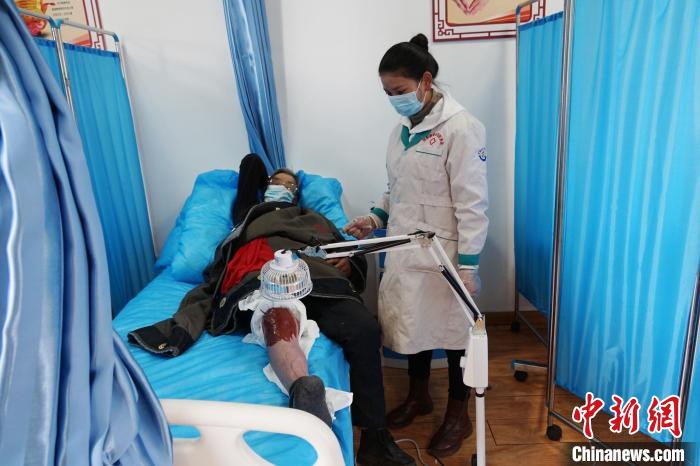 圖為敬老院醫(yī)生用藏藥為老人進(jìn)行治療?！●R銘言 攝