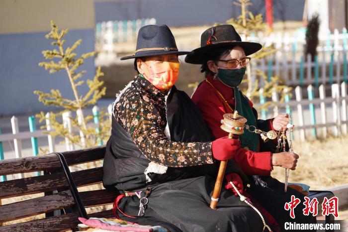 圖為敬老院老人在院內(nèi)曬太陽(yáng)轉(zhuǎn)經(jīng)桶?！●R銘言 攝