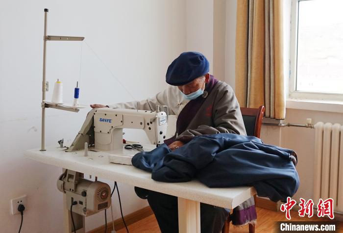 圖為敬老院老人使用縫紉機(jī)?！●R銘言 攝