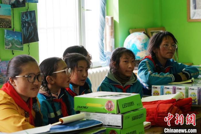 圖為學(xué)生正在認(rèn)真聽(tīng)生態(tài)課。　馬銘言 攝