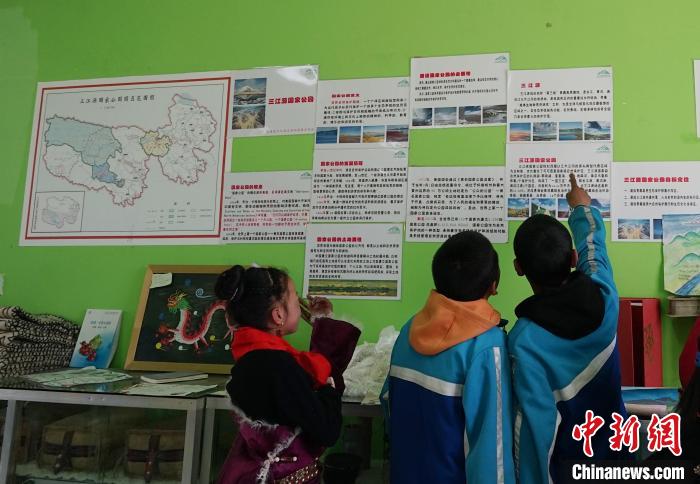 圖為學(xué)生在生態(tài)課堂上了解三江源國(guó)家公園知識(shí)?！●R銘言 攝