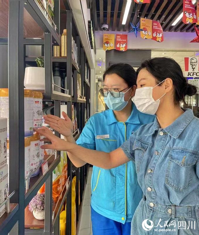 顧客可以在川內(nèi)中國石油加油站便利店內(nèi)選購到品質(zhì)純正的紅原奶粉。張霞攝