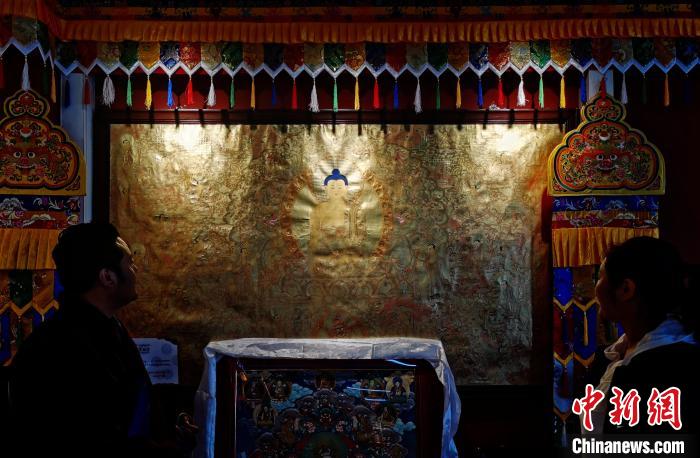 圖為使用金汁創(chuàng)作的金唐?！?zhí)砀?攝