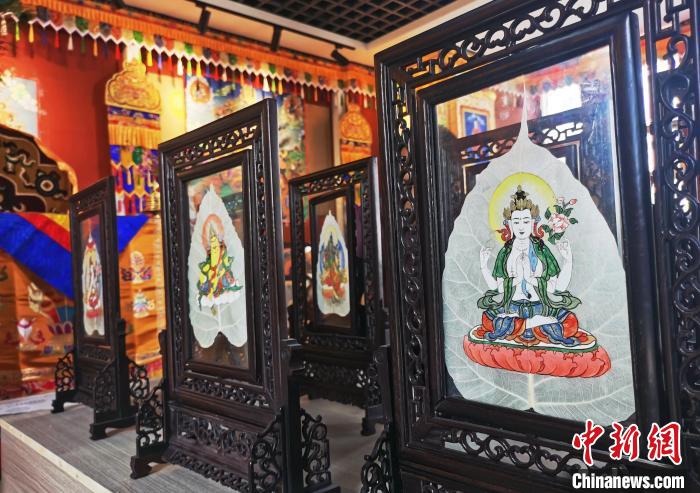 圖為久美尖措創(chuàng)作的藝術品?！?zhí)砀?攝
