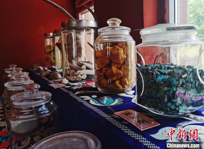 圖為唐卡繪畫礦物顏料展示?！?zhí)砀?攝