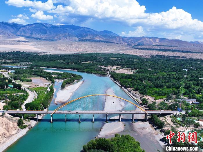航拍貴德縣黃河岸畔綠意盎然?！●R銘言 攝