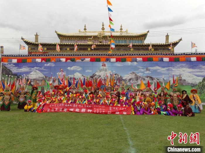 圖為全體演員合影。　班瑪縣文體旅游廣電局 供圖