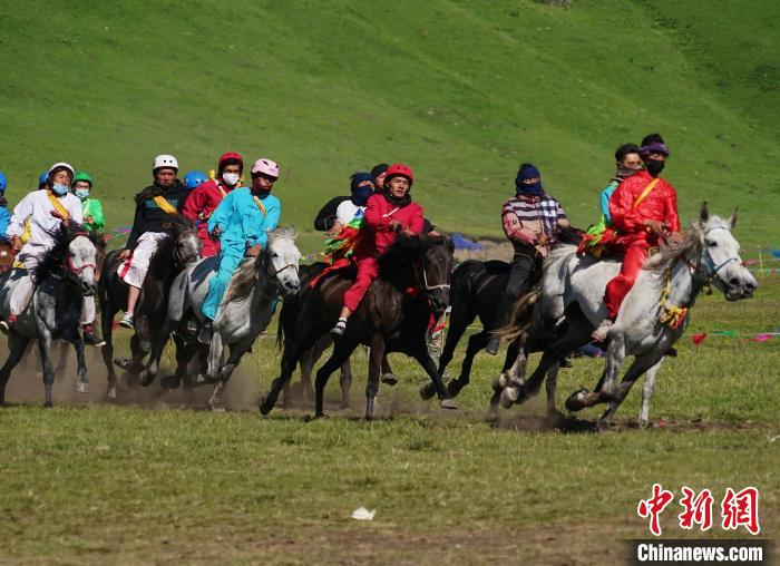 圖為選手進(jìn)行3000米賽馬比賽?！●R銘言 攝