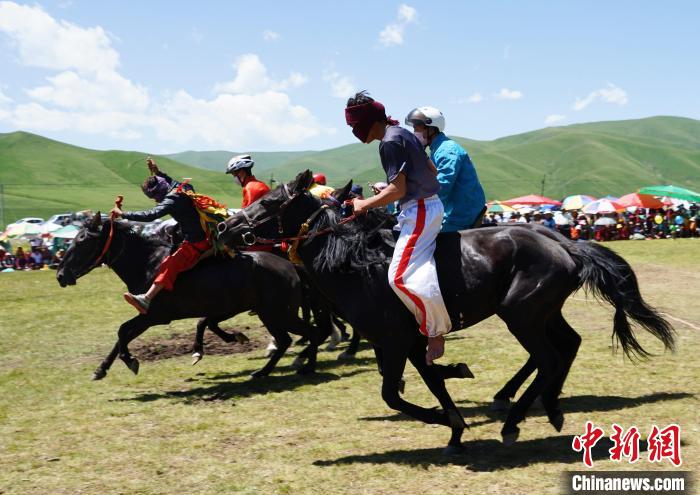 圖為選手進(jìn)行3000米賽馬比賽?！●R銘言 攝