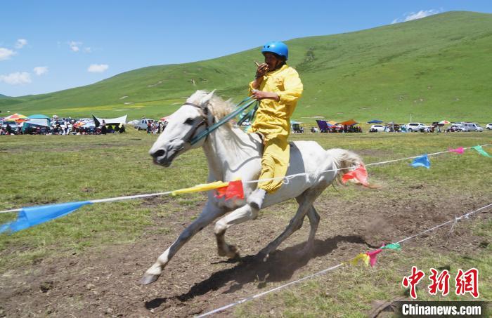 圖為選手進(jìn)行3000米賽馬比賽?！●R銘言 攝