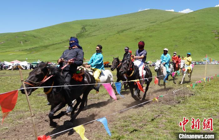 圖為選手進(jìn)行3000米賽馬比賽?！●R銘言 攝