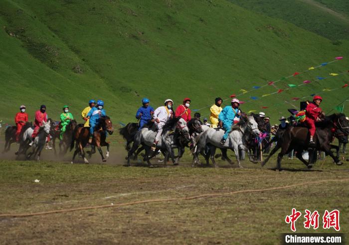 圖為選手進(jìn)行3000米賽馬比賽?！●R銘言 攝