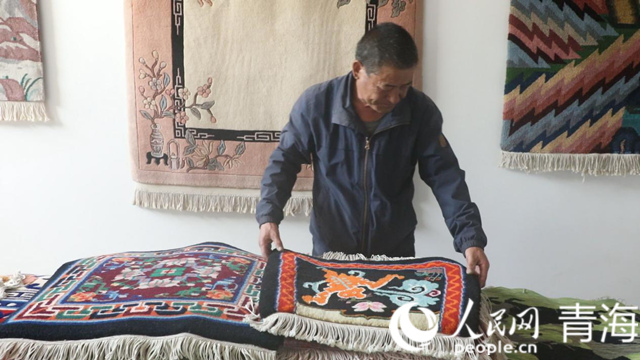楊永良和他的作品。人民網(wǎng) 張皓芃攝