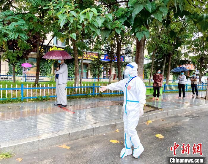 高原小城青海尖扎抗疫見聞：柔肩亦可擔(dān)重任，夫妻檔聞令而動(dòng)