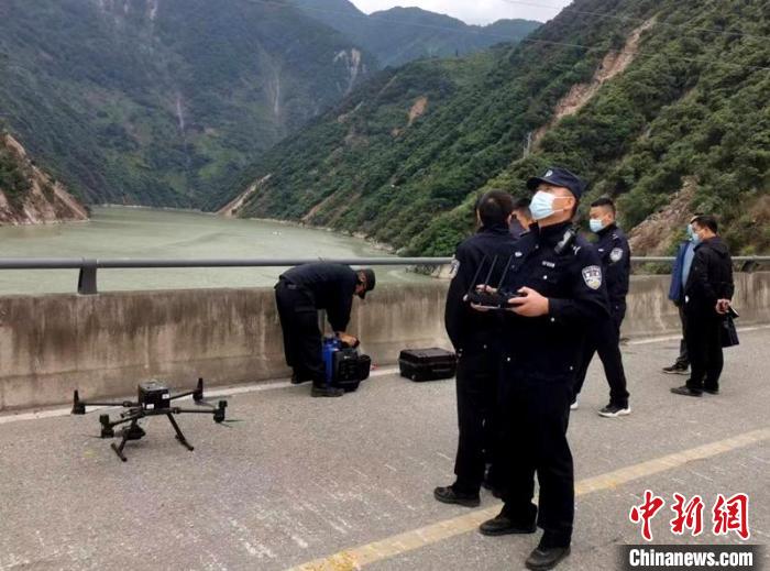 民警組成的搜尋隊(duì)利用無人機(jī)在震區(qū)開展空中巡查?！「首沃莨簿止﹫D