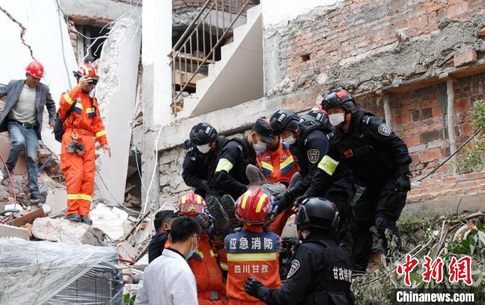 四川消防救援人員開展救援?！∷拇ㄏ?供圖