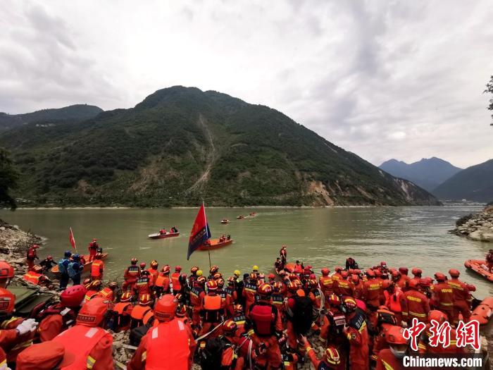 四川消防救援人員開(kāi)展救援?！∷拇ㄏ?供圖