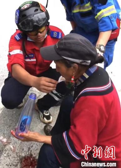 筠連筠愛青年應(yīng)急救援隊(duì)救援人員正在為傷員傷口清理。　受訪者供圖