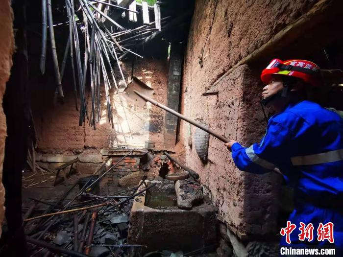 宜賓藍(lán)豹應(yīng)急救援隊(duì)搜救組成員劉方杰正在參與救援?！∈茉L者供圖