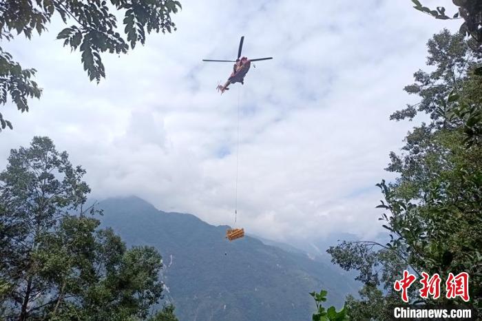 直升機(jī)起飛將搶修塔材運(yùn)往海拔1950米的110千伏唐下線29號(hào)塔位?！⌒鞈c明 攝