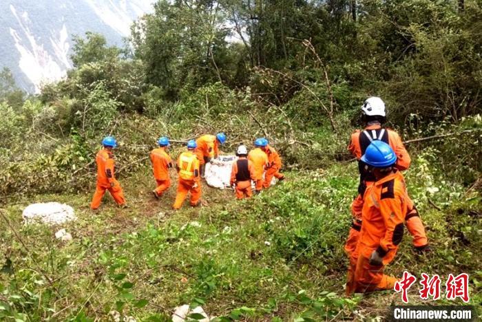 海拔1950米唐29號(hào)塔位搶險(xiǎn)隊(duì)員正搬運(yùn)直升機(jī)吊運(yùn)上山的搶險(xiǎn)材料?！⌒鞈c明 攝