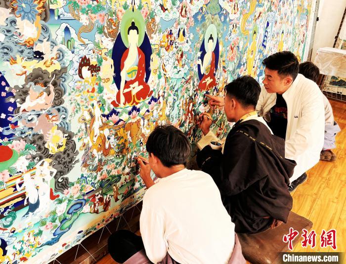 青海唐卡藝術(shù)小鎮(zhèn)：“勞模畫師”師帶徒，文化扶貧富一方