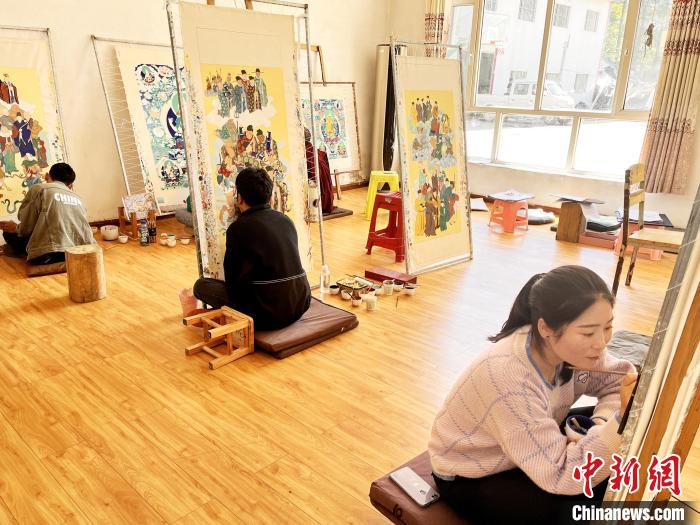 圖為畫室內(nèi)學(xué)徒練習(xí)繪畫唐卡。　馬文莉 供圖