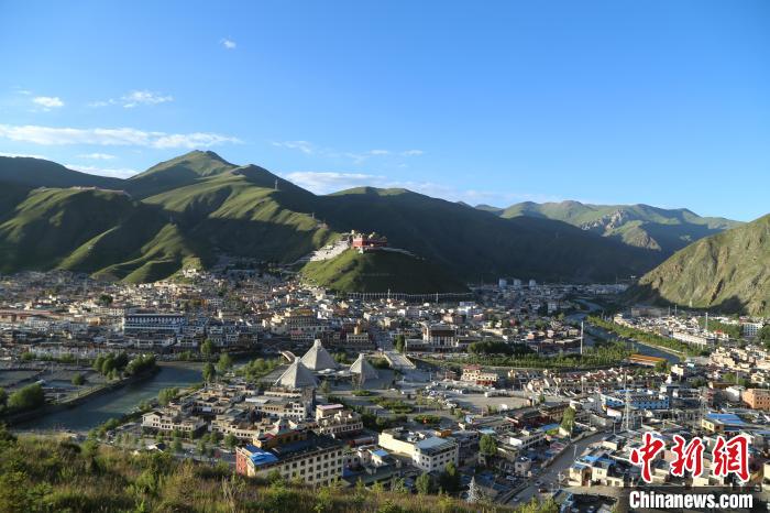 圖為航拍玉樹市?！∮駱涫形麄鞑抗﹫D
