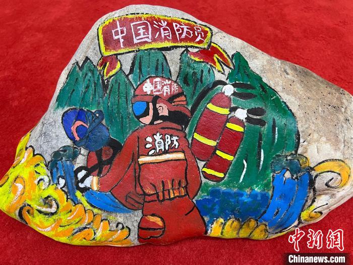 圖為玉樹消防指戰(zhàn)員創(chuàng)作的石頭畫作品《沖鋒有我》?！O瑞祥 攝