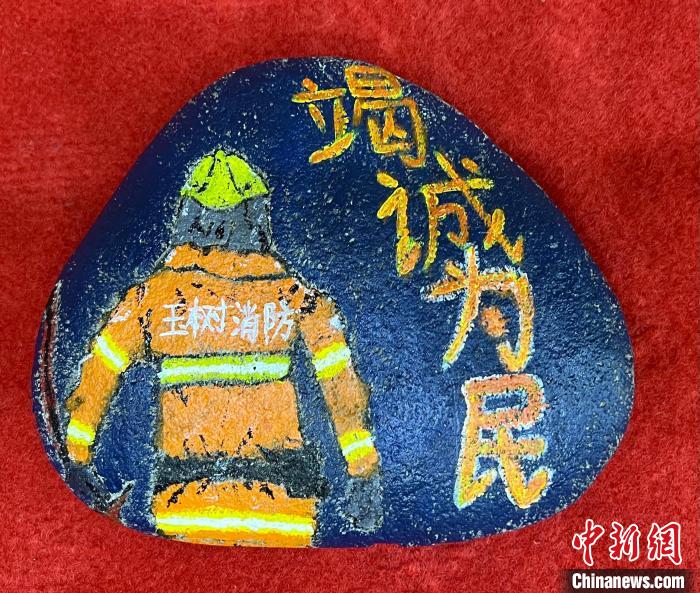 圖為玉樹消防指戰(zhàn)員創(chuàng)作的石頭畫作品《逆行在路上》?！O瑞祥 攝