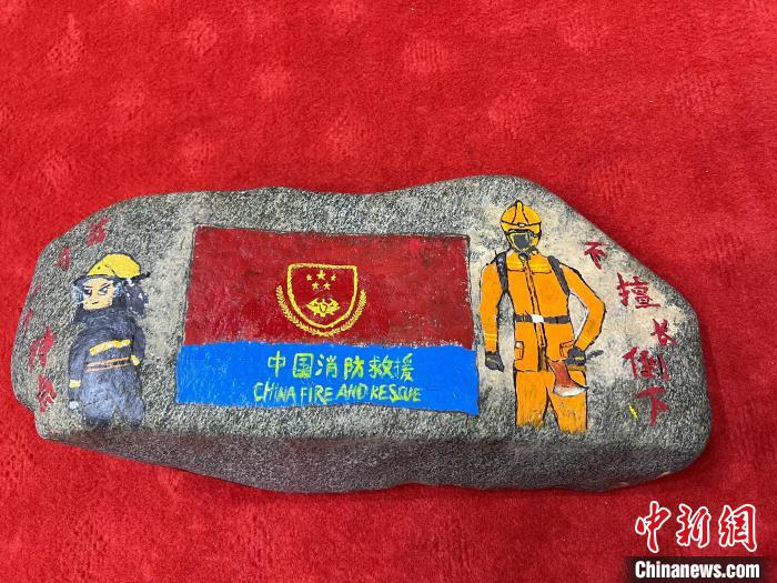 圖為玉樹消防指戰(zhàn)員創(chuàng)作的石頭畫作品《我有一個特點“不擅長倒下”》?！O瑞祥 攝