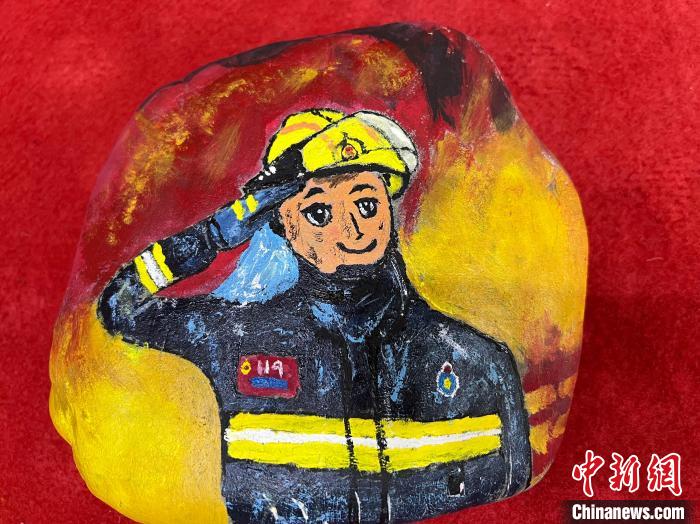 圖為玉樹消防指戰(zhàn)員創(chuàng)作的石頭畫作品《請祖國和人民放心》?！O瑞祥 攝