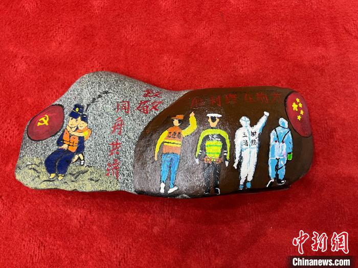圖為玉樹消防指戰(zhàn)員創(chuàng)作的石頭畫作品《致敬“抗疫戰(zhàn)線”逆行的所有人》?！O瑞祥 攝