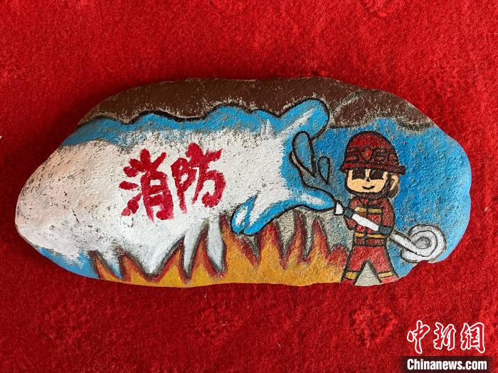 圖為玉樹消防指戰(zhàn)員創(chuàng)作的石頭畫作品《永遠沖鋒在前》。　孫瑞祥 攝