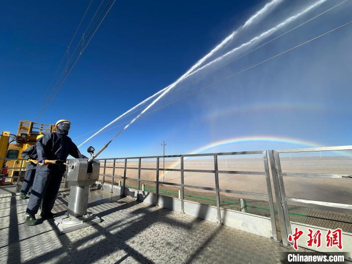 圖為水炮手在操作高壓水炮?！「邌⒑?攝