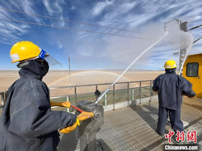 圖為水炮手操作高壓水槍對絕緣子進行清洗?！「邌⒑?攝